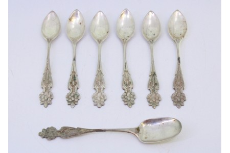 Conjunto de seis colheres de café e pá de açúcar em prata com motivos florais nos cabos.